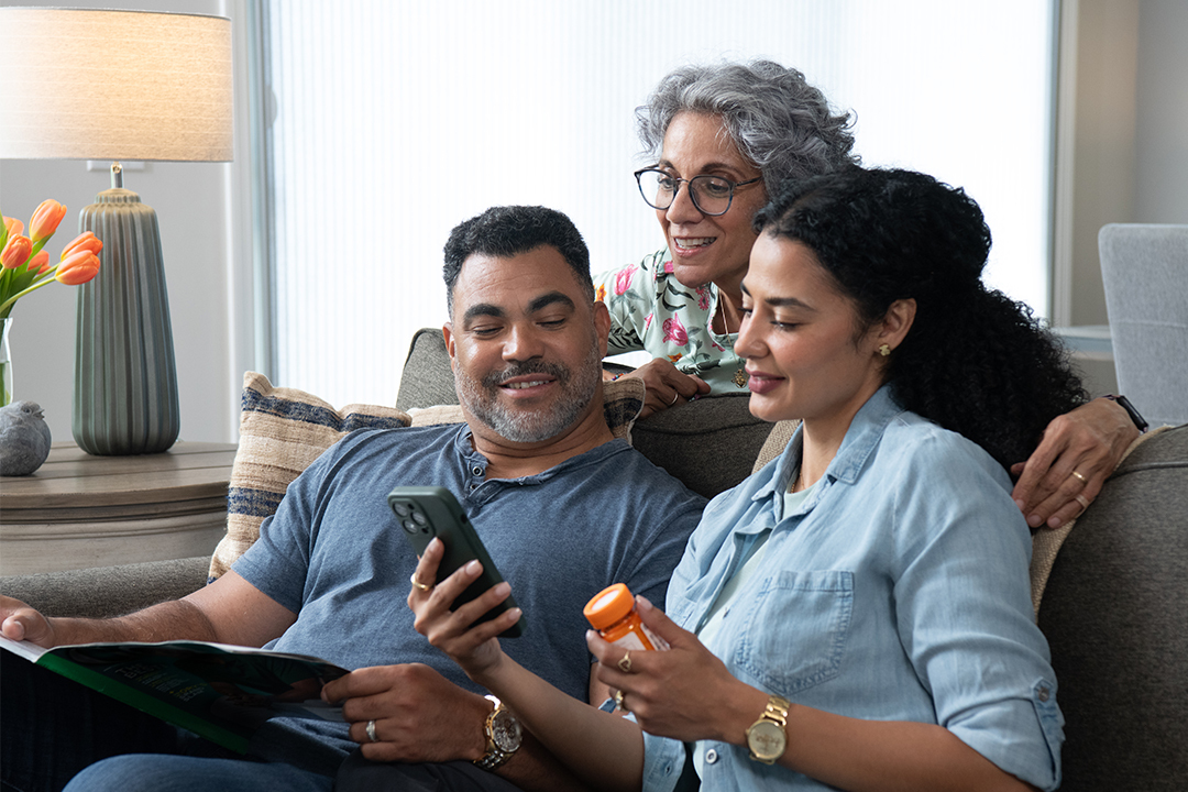 Hombre recibiendo un paquete de farmacia